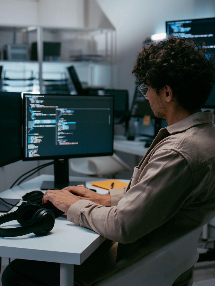 focused,male,it,programmer,working,in,software,developing,office,,writing
