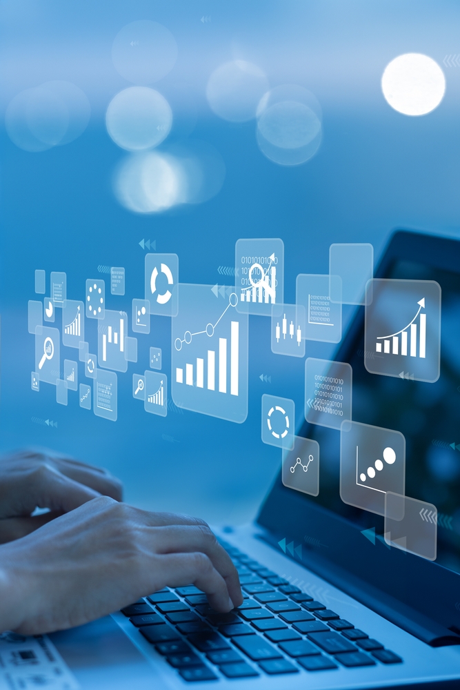 businesswoman,using,laptop,in,data,management.with,networking,,vertical